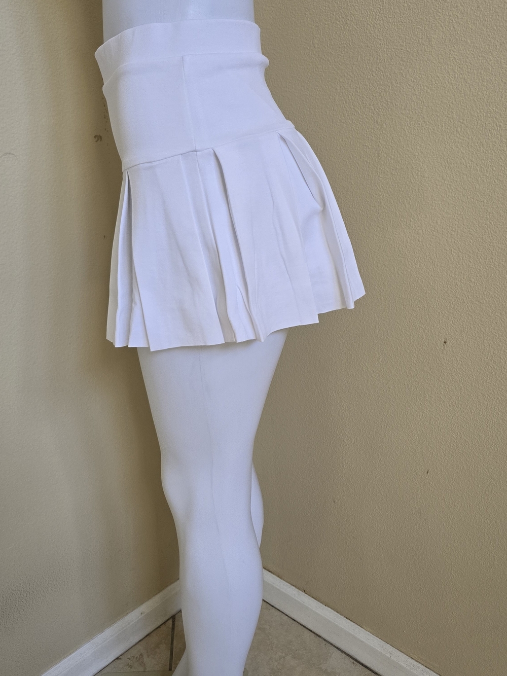 High-Waist White Pleated Mini Skirt
